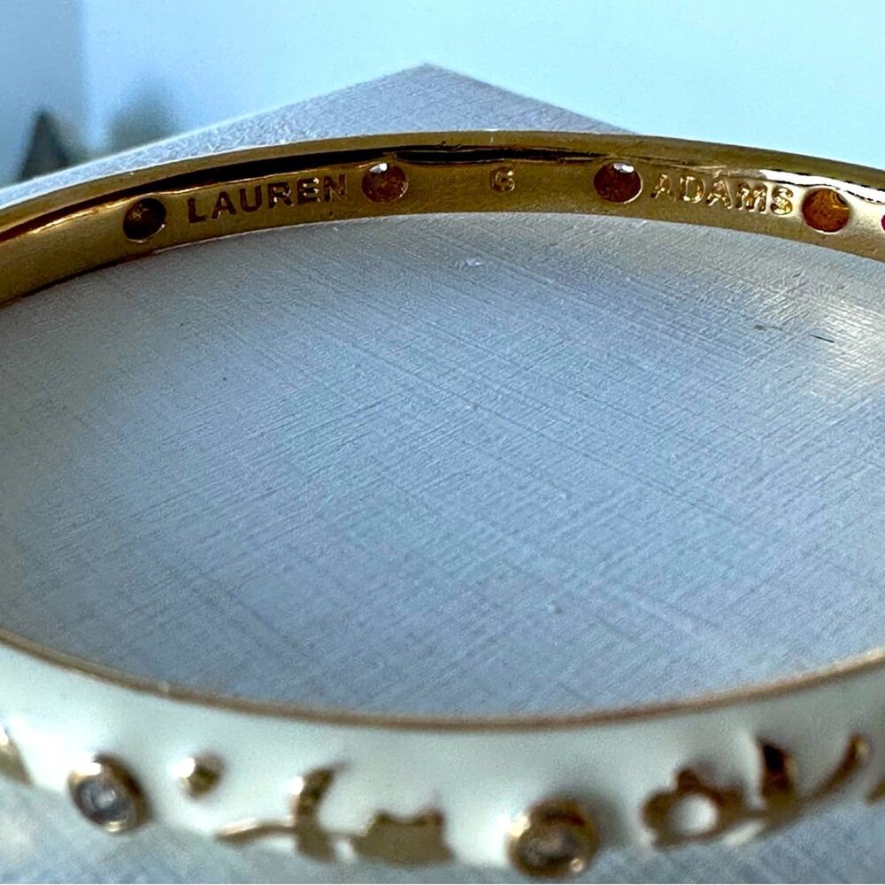 LAUREN G ADAMS - Stackable Desire hinged BANGLE bracelet, cream and gold - Picture 3 of 9